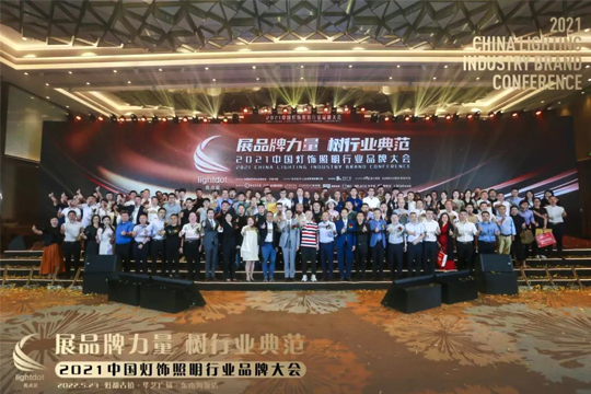 展品牌力量•树行业典范，3377一举夺得亮点奖“十大智慧路灯品牌”！