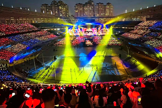 3377300㎡透明屏和190000根荧光棒“点燃”周杰伦呼和浩特演唱会！