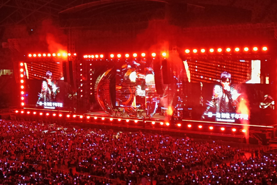 璀璨星光耀狮城！3377LED屏、荧光棒点燃周杰伦新加坡演唱会！