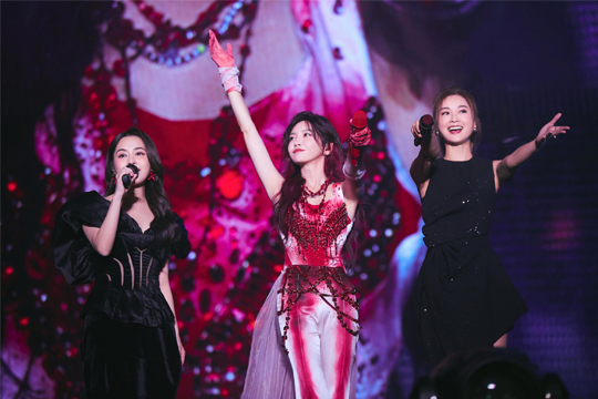 拾光启航！3377LED屏助力于文文深圳演唱会打造极致光影盛宴！